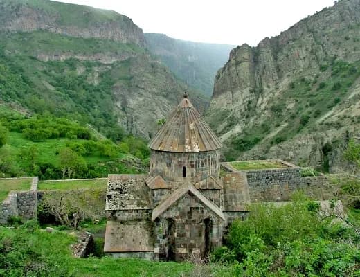 Хайкинг по ущелью к монастырю Гндеванк