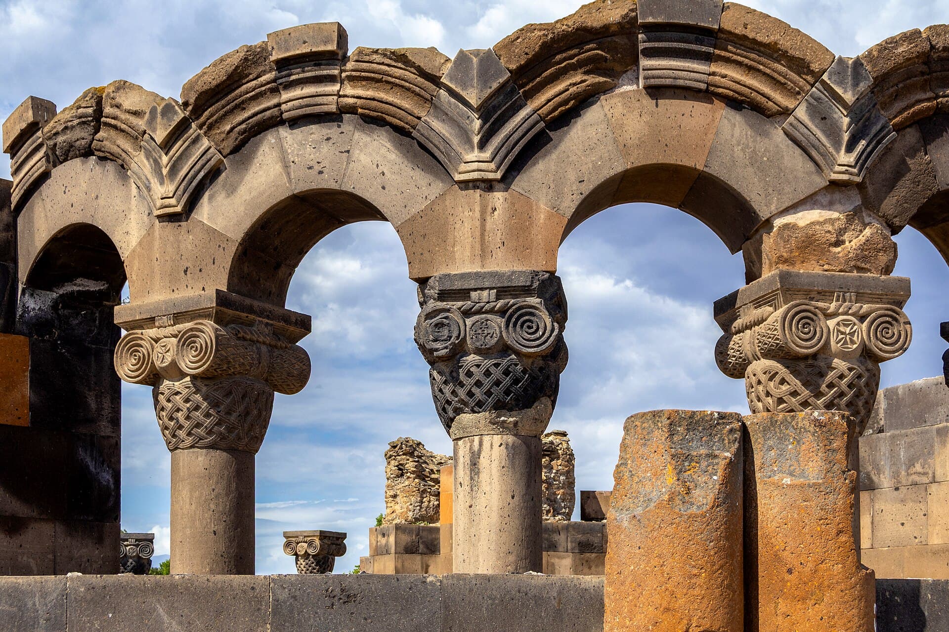 Զվարթնոցի_տաճար_04_(Gor_Navoyan).jpg